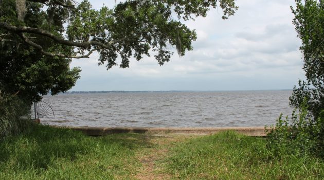 Residents circle wagons to prevent river access closure