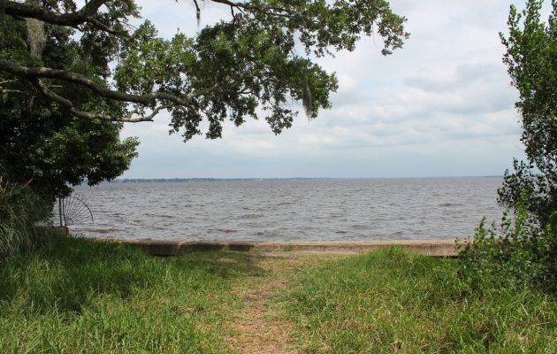 Residents circle wagons to prevent river access closure