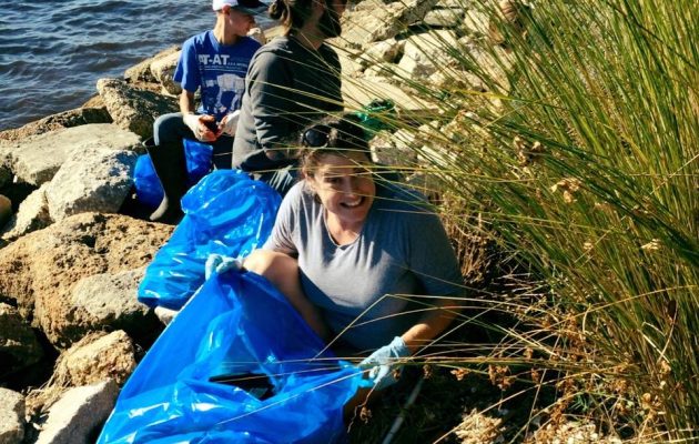 Volunteers tackle post-Matthew debris on Northbank Volunteers tackle post-Matthew debris on Northbank