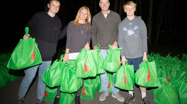 Furyk Foundation volunteers hand out 4,000 holiday food bags