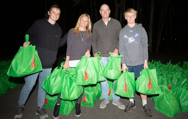 Furyk Foundation volunteers hand out 4,000 holiday food bags Furyk Foundation volunteers hand out 4,000 holiday food bags