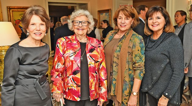 Crowd gathers to hear Pulitzer winner discuss history
