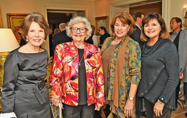 Crowd gathers to hear Pulitzer winner discuss history