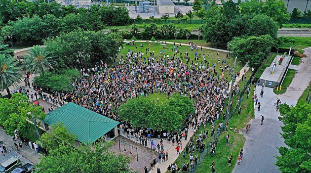 Protesters remain calm as they march in San Marco Protesters remain calm as they march in San Marco
