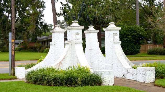Neighborhood volunteers put sparkle in Venetia Gates
